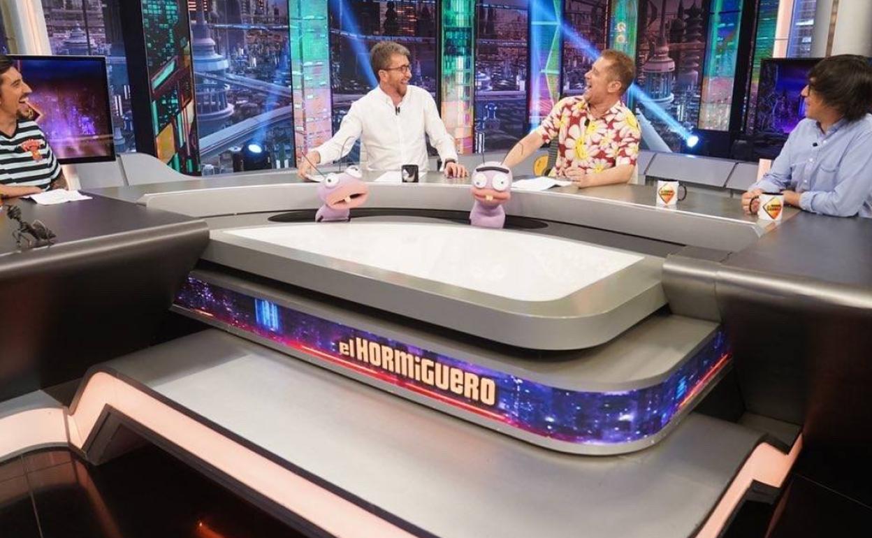 Pablo Motos junto a los colaboradores de 'El Hormiguero'. 