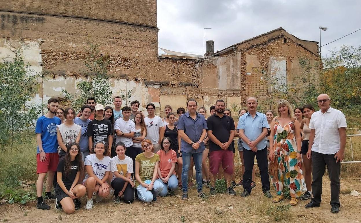 Los jóvenes participantes en el campo de voluntariado con las autoridades locales. 