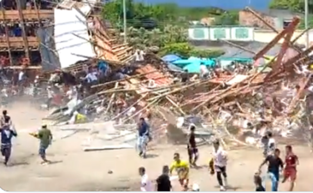 Tribuna que se ha derrumbado en una plaza de toros en Tolima (Colombia)