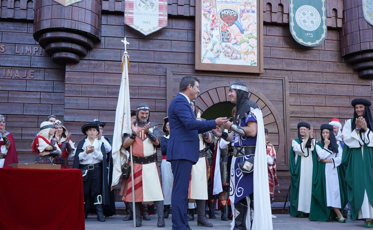 Momento de la entrega de las llaves de la ciudad por parte del alcalde al presidente de la Societat de Festers. 