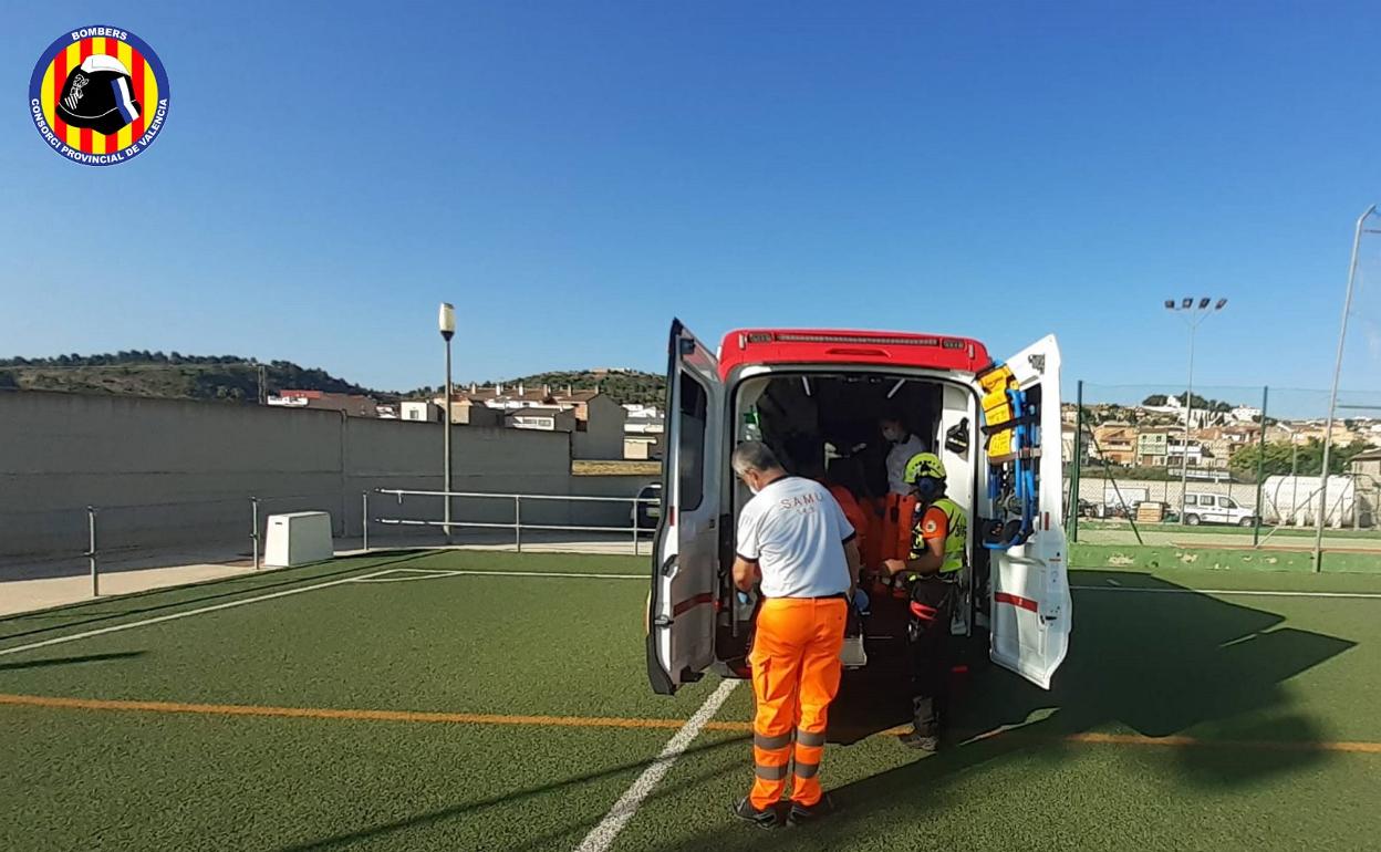 La mujer fue trasladada en helicóptero hasta el campo de fútbol de Navarrés. 