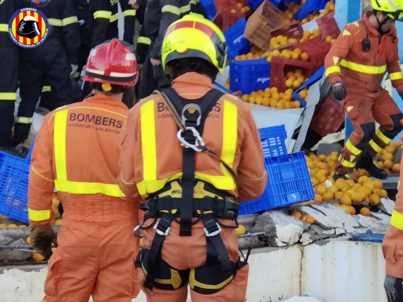 Fotos: Un trabajador queda atrapado tras el derrumbe de un deposito en una fábrica en la Pobla de Farnals