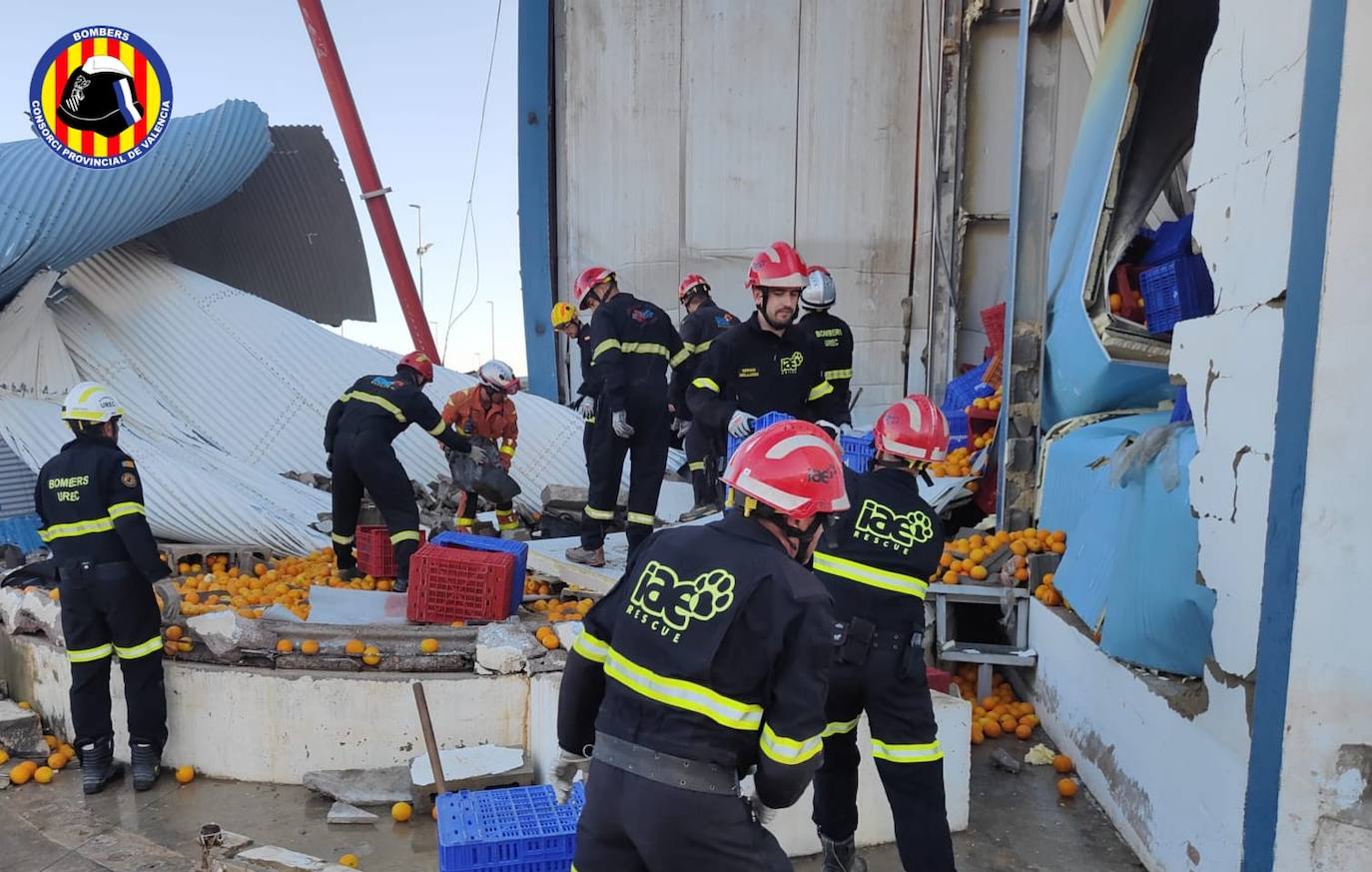 Fotos: Un trabajador queda atrapado tras el derrumbe de un deposito en una fábrica en la Pobla de Farnals