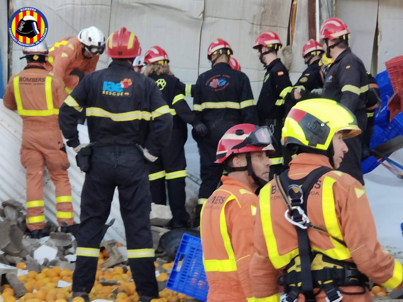 Fotos: Un trabajador queda atrapado tras el derrumbe de un deposito en una fábrica en la Pobla de Farnals