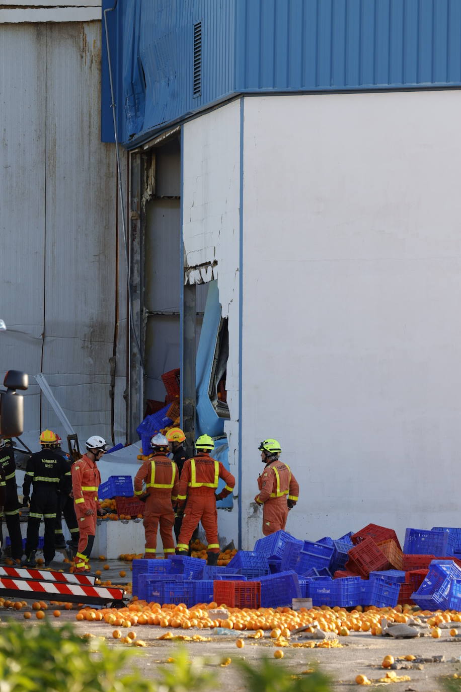 Fotos: Un trabajador queda atrapado tras el derrumbe de un deposito en una fábrica en la Pobla de Farnals