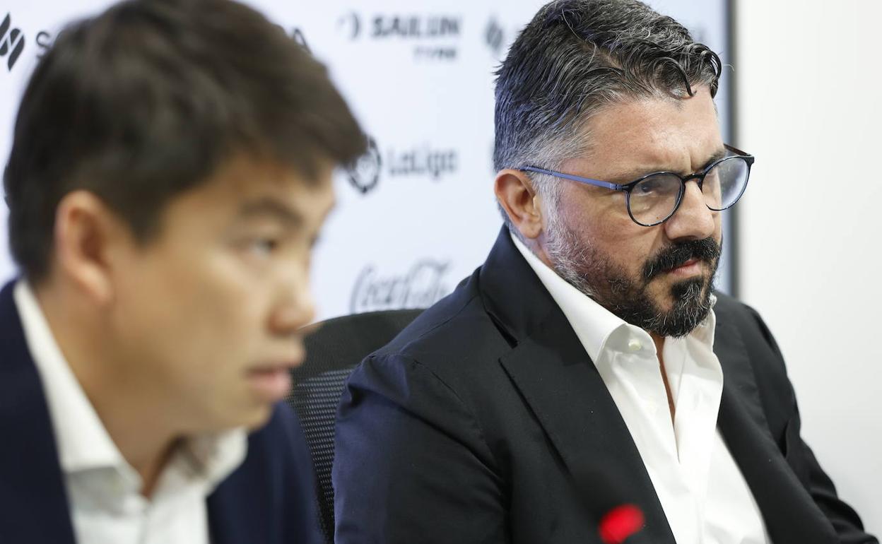 Gennaro Gattuso, con Sean Bai, en la presentación del entrenador del Valencia.