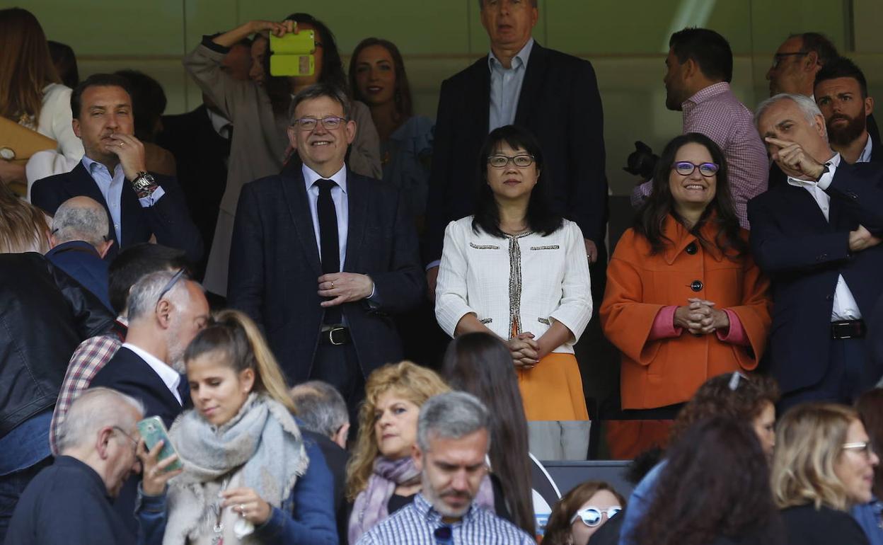 Layhoon, entre Ximo Puig y Mónica Oltra en un partido en Mestalla. 