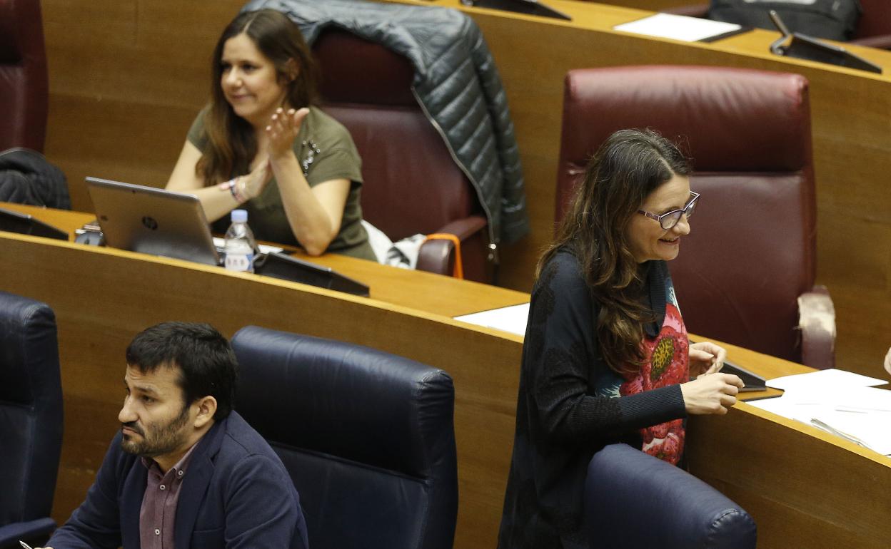 Marzà, cuando era conseller, atento a una intervención en Les Corts mientras Oltra se va y, en segunda fila, Álvaro escucha.