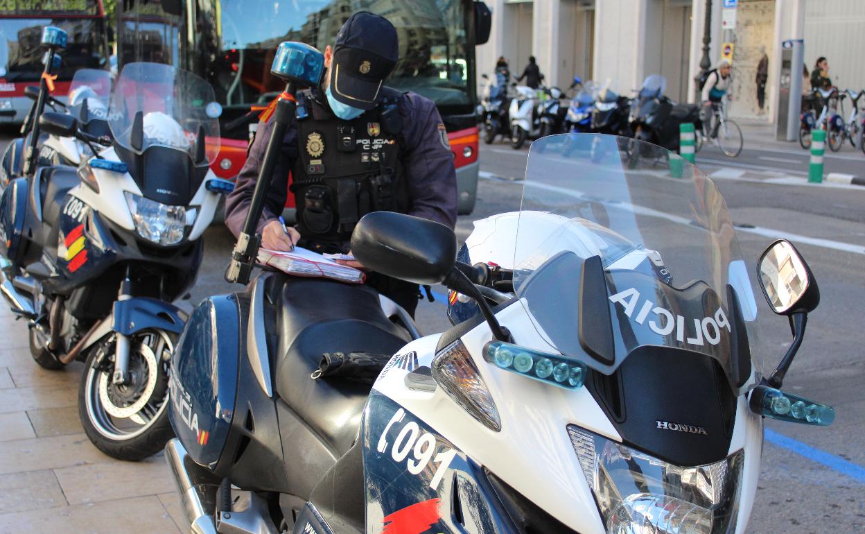 Imagen de archivo de un policía nacional en una calle de Valencia. 