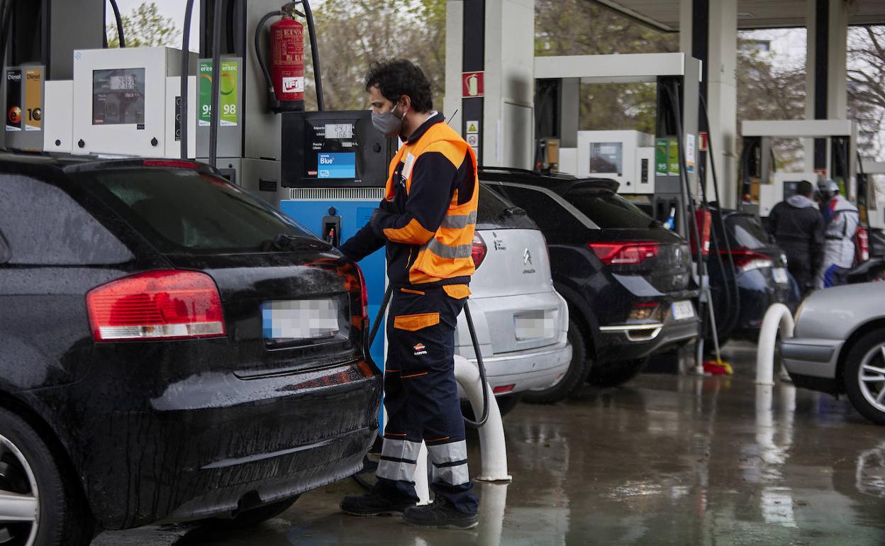 Un trabajador de una gasolinera. 