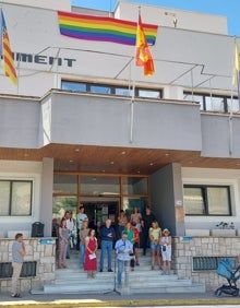 Imagen secundaria 2 - (Arriba) Castillo de Castalla iluminado con los colores del arcoíris. (Abajo) Los Ayuntamientos de Muro e Ibi fueron escenario de la lectura de sendos manifiestos reivindicativos. 