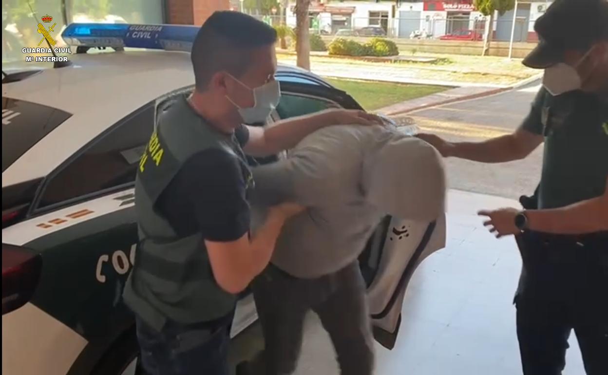 Agentes de la Guardia Civil transportan al detenido. 