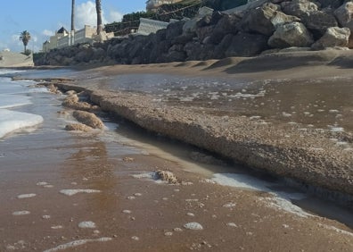 Imagen secundaria 1 - Daños y falta de arena en diferentes tramos de la playa de Tavernes. 