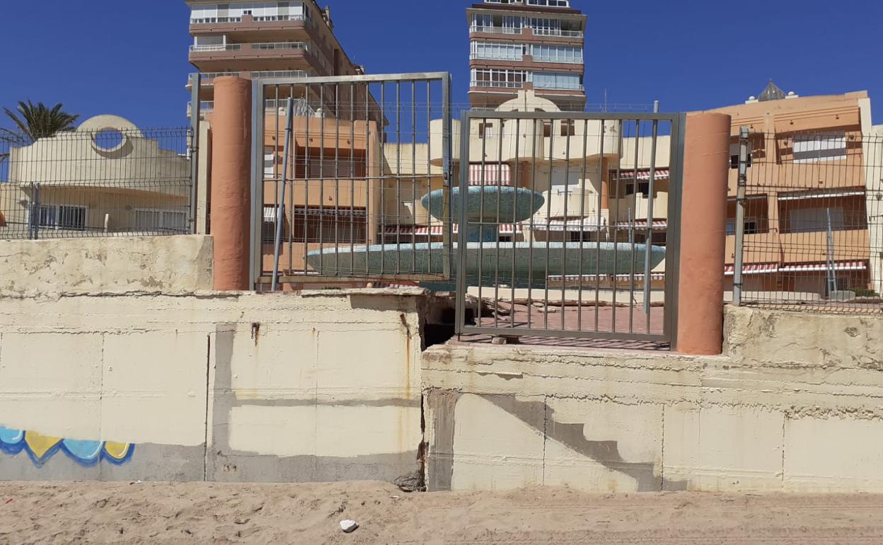 Un edificio descalzado frente al mar al producirse daños en los cimientos ante los continuos temporales y la falta de arena. 