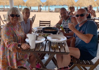 Imagen secundaria 1 - Vistas de las instalaciones de Malibú, clientes degustando una comida y algunas de sus sombrillas, todo frente al mar. 