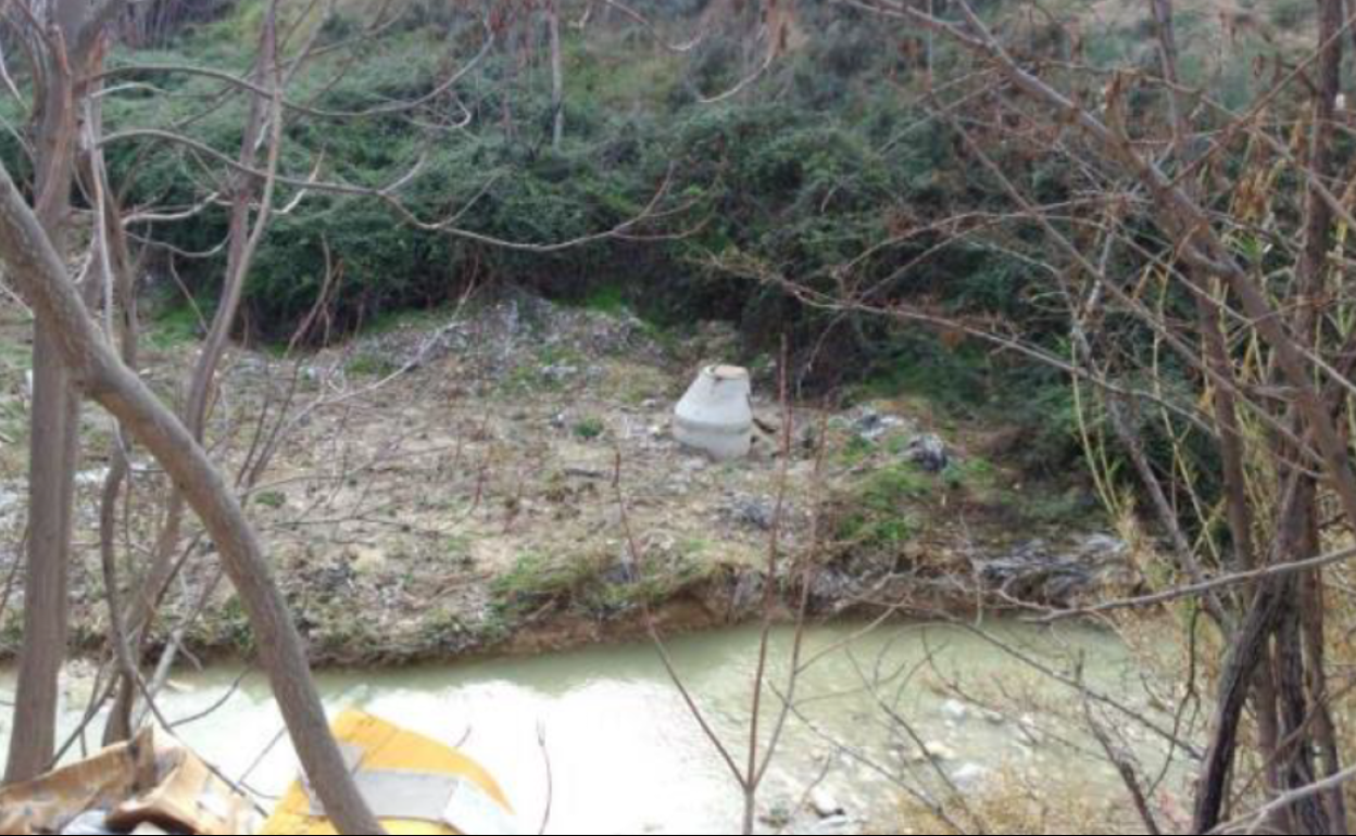 Una de las arquetas de alcantarillado por las que se producen los vertidos. 