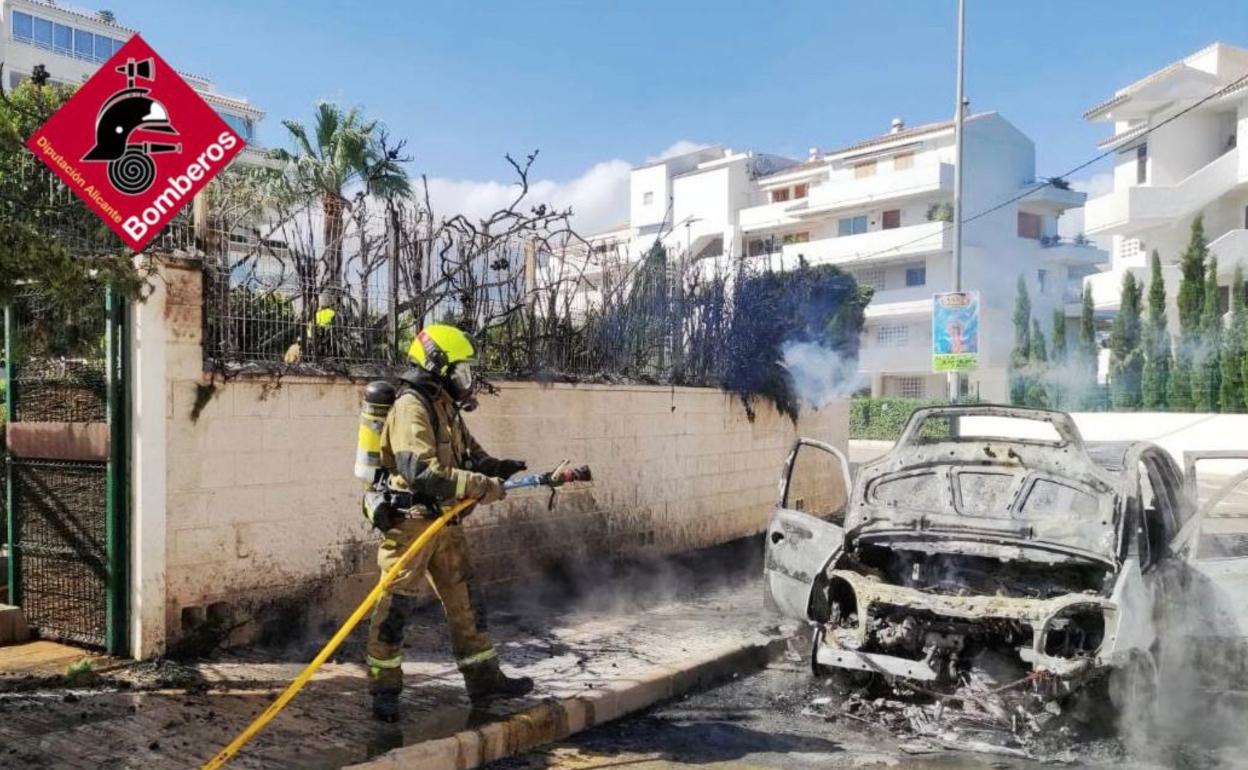 Los bomberos intervienen en el incendio de Altea