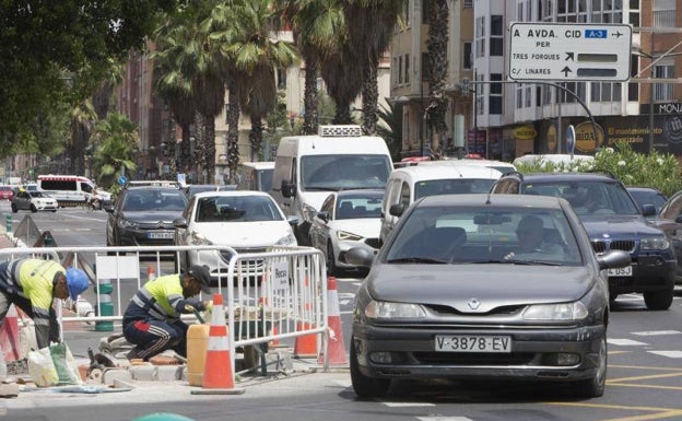 Imagen principal - Zona en obras de la avenida de Pérez Galdós. 