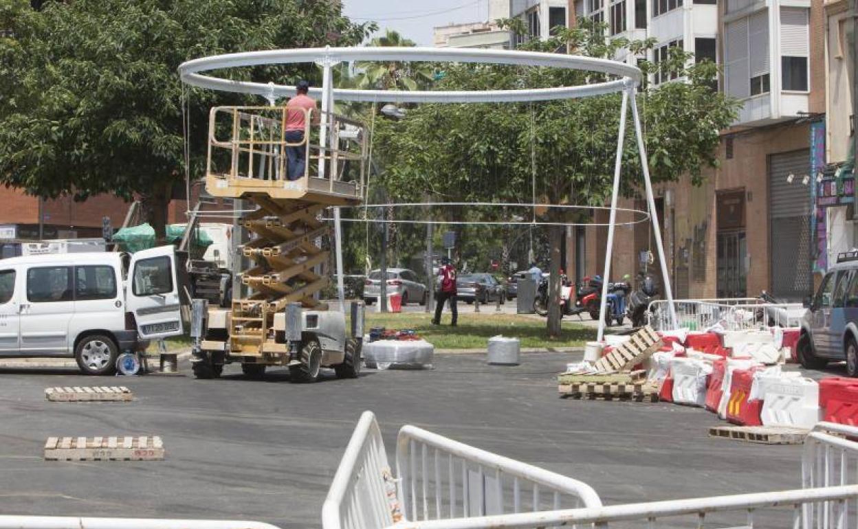 Montaje de una pérgola para hacer una plaza en Pérez Galdós con la calle Jesús, eliminando plazas de aparcamiento. 