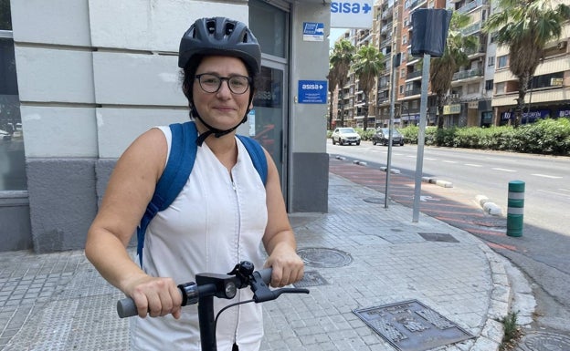 Imagen principal - Sabina Costa con el patinete; Rosa Ustero y Francisco Díaz. 