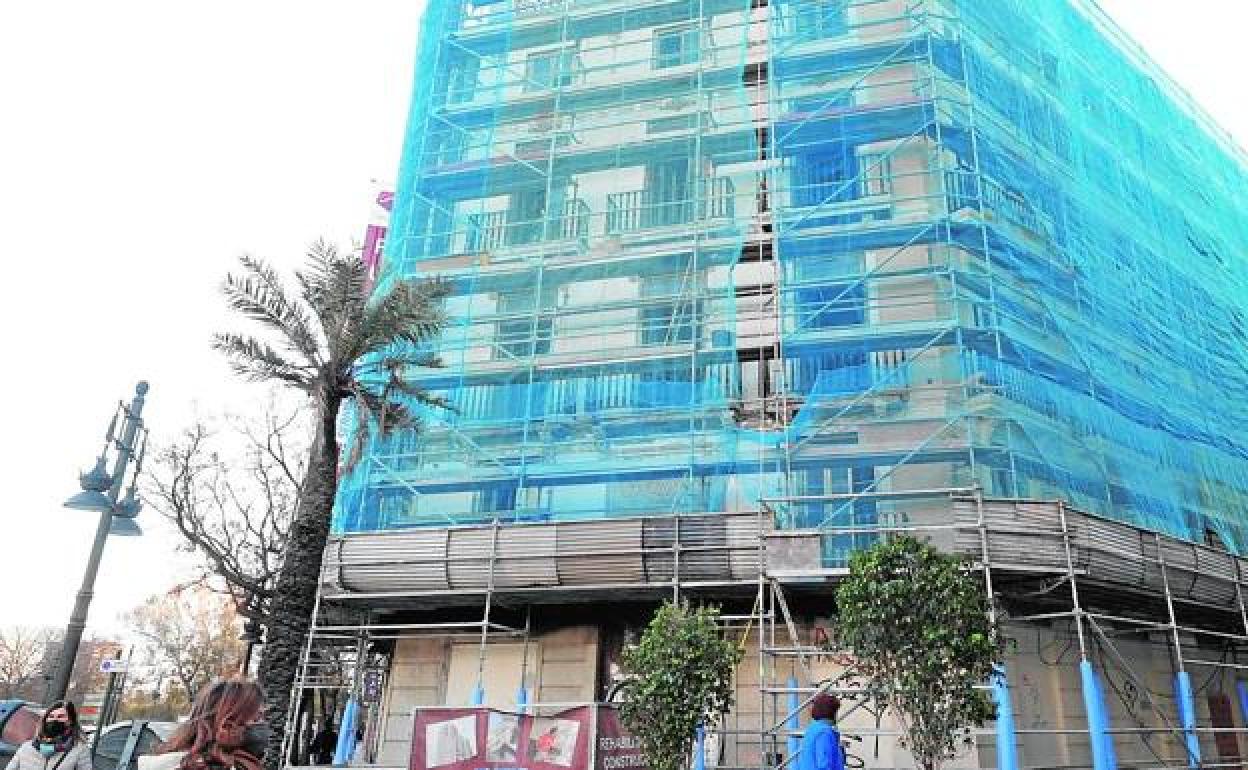 Obras en la fachada de la Casa de los caramelos, en la calle Navellos. 