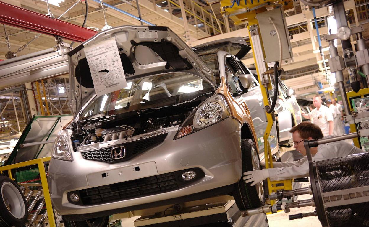 Las ventas de coches caen otro 8% en junio