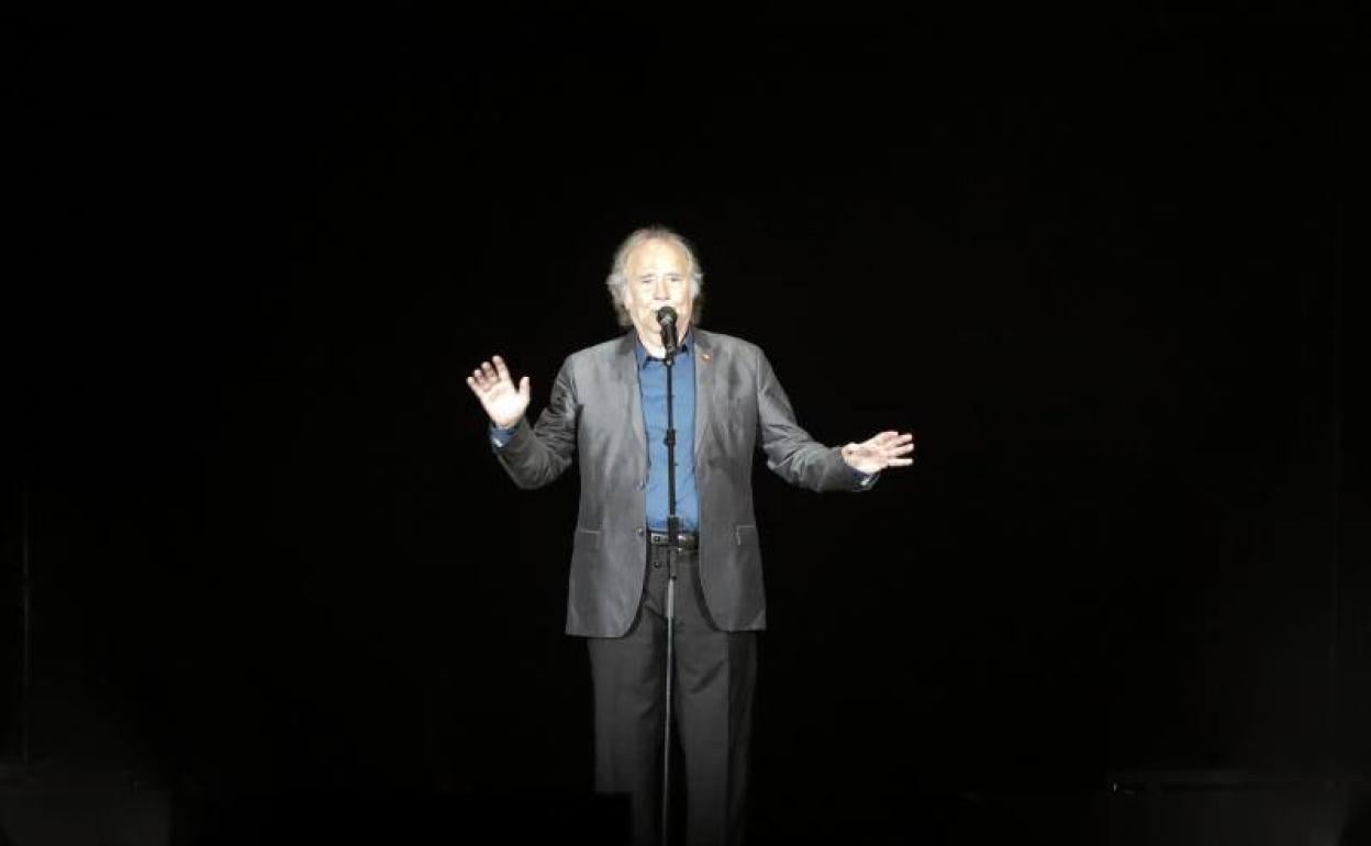 Serrat, anoche, en la plaza de toros de Valencia. 