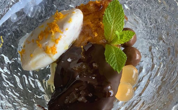 Torrija de chocolate negro, sal maldon y naranja con helado de leche merengada.