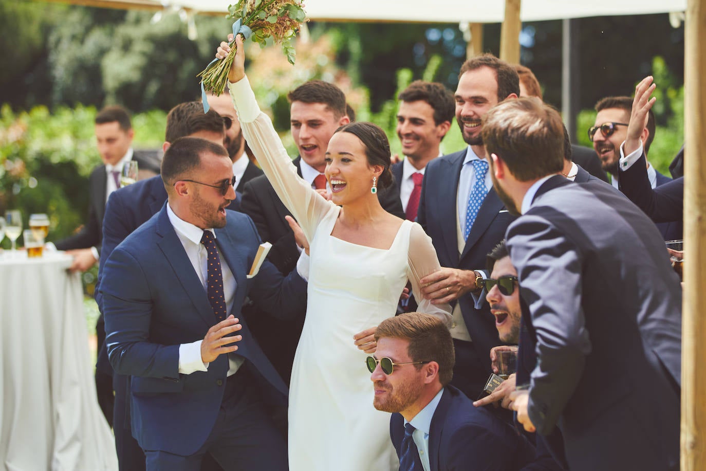 Los novios con los amigos tras la celebración.