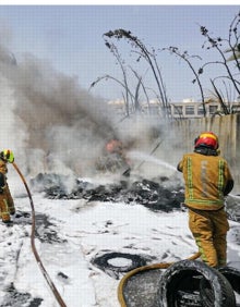 Imagen secundaria 2 - Los bomberos trabajan en las tareas de extinción del incendio. 