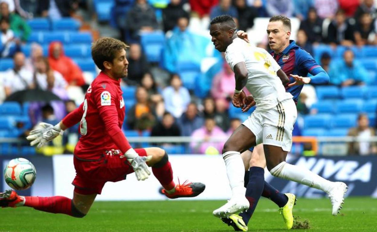 Aitor Fernández sale a los pies de Vinicius. 