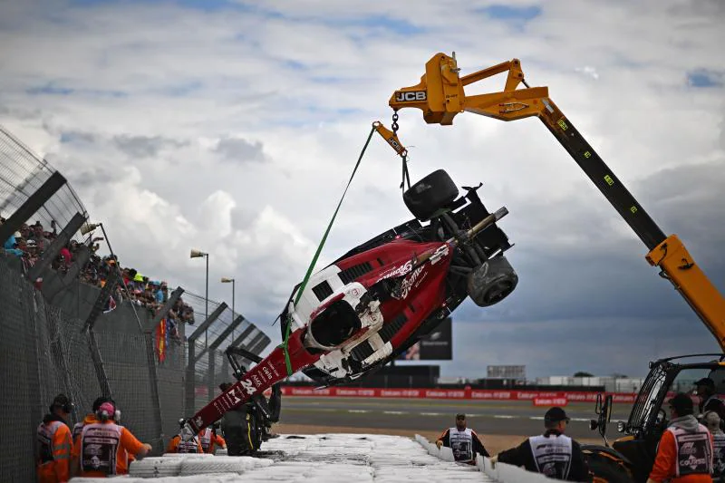 La grúa se lleva el coche de Guanyu Zhou tras su terrible accidente en el Gran Premio de Gran Bretaña.