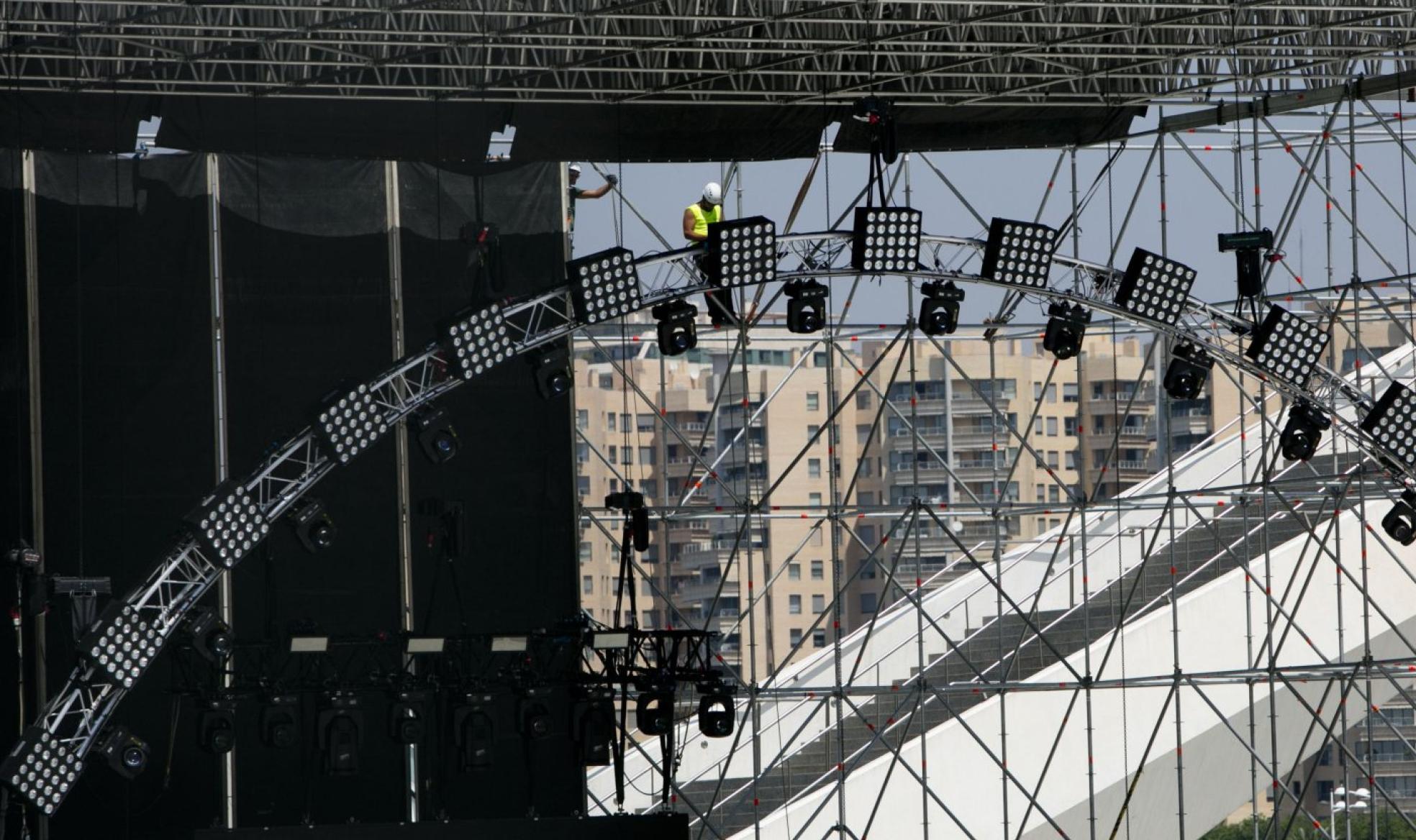 p Estructuras. Uno de los escenarios de macroconciertos en Valencia durante su montaje este año. Damián Torres