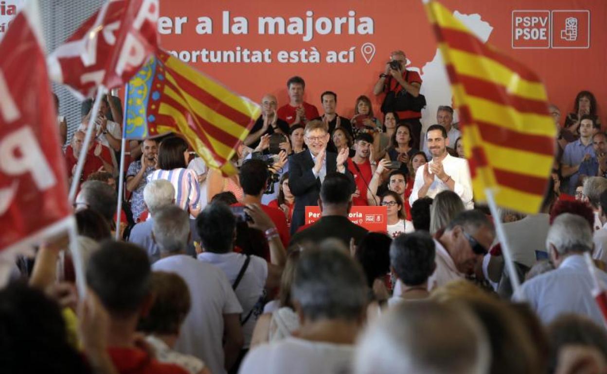 Puig, en la clausura del Día de la Rosa, ayer en la Marina de Valencia. 