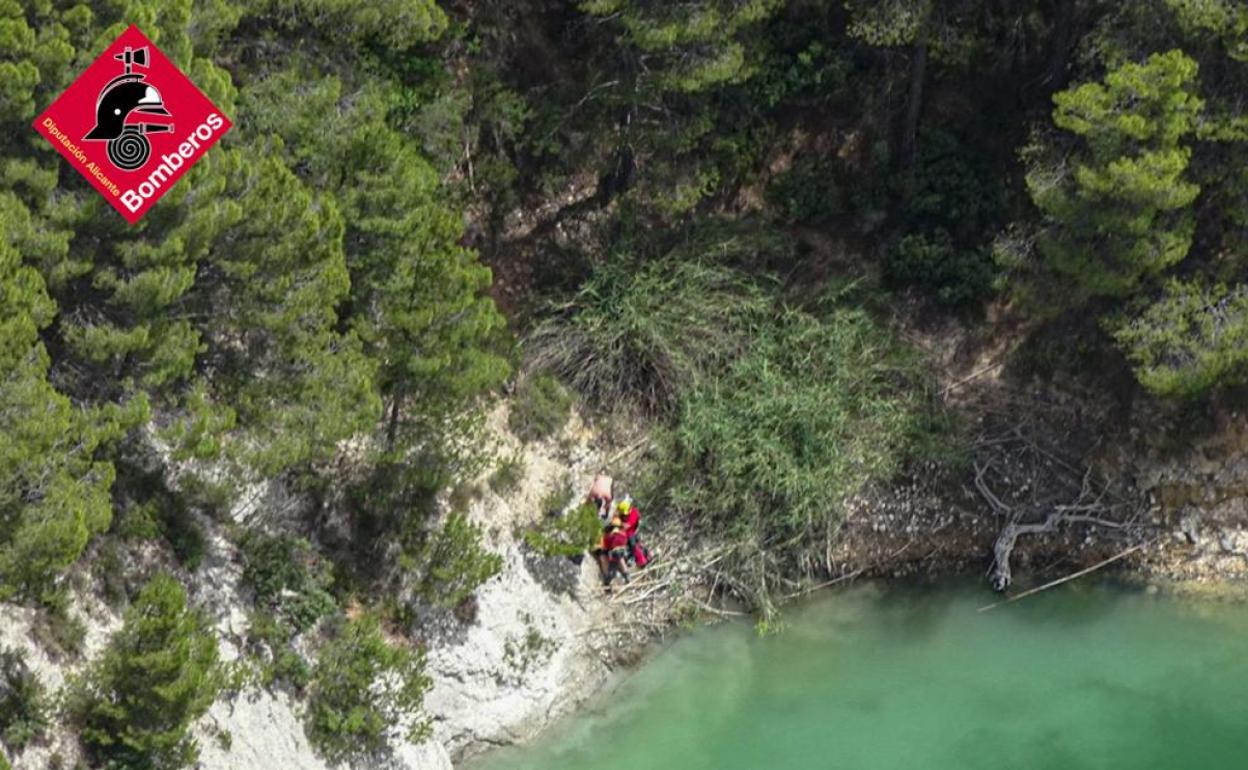 Los equipos de emergencia trabajan en el rescate de la mujer accidentada. 