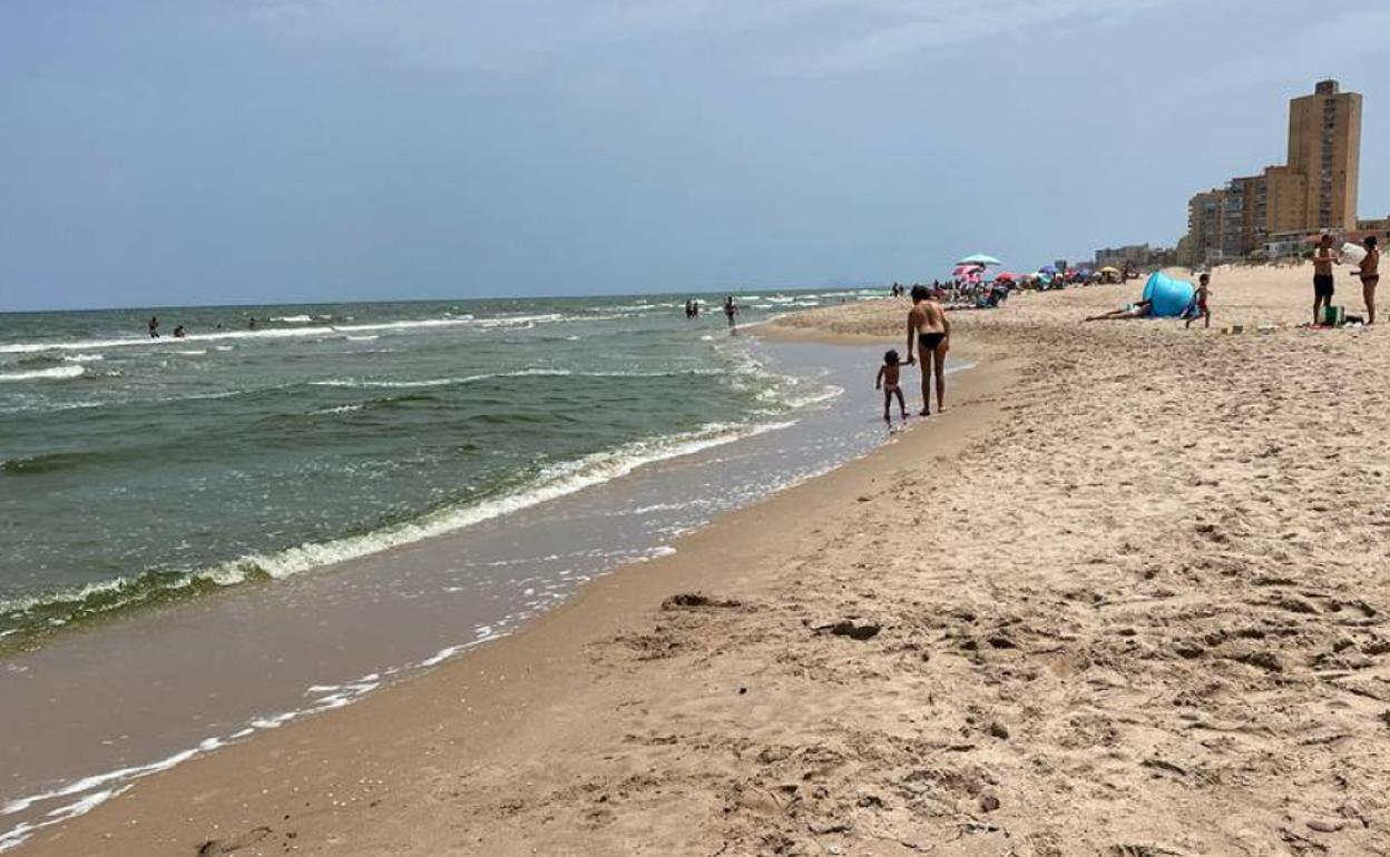 Playa de El Perellonet, entre la gola y el edificio Ulises, con el agua verde. 