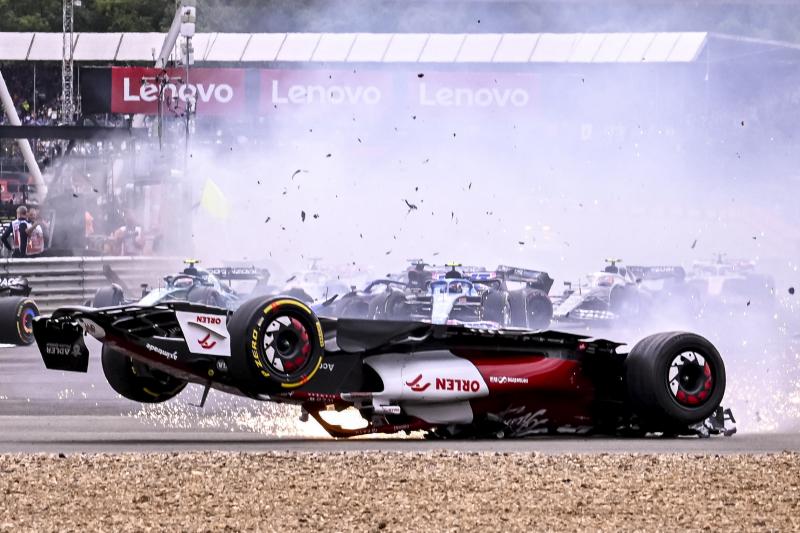 El accidente del piloto chino Guanyu Zhou en Silverstone. 