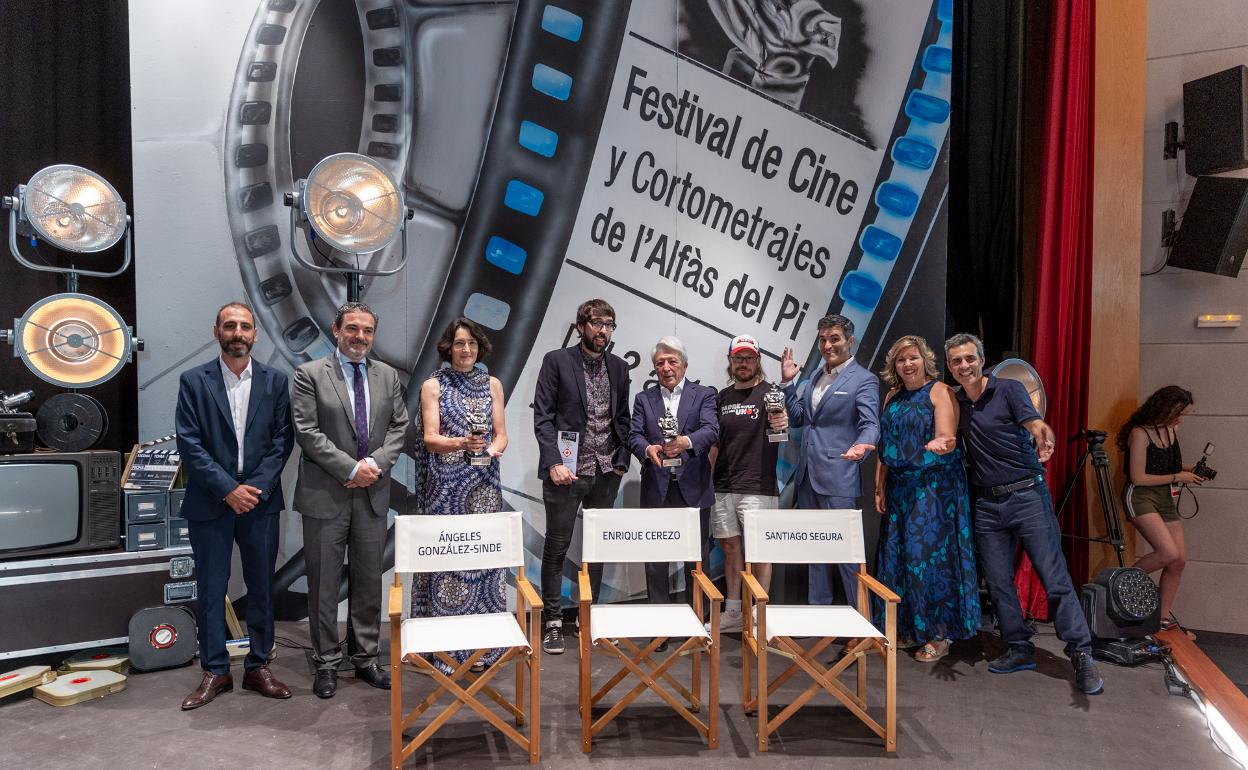 Imagen de los tres premiados con el Faro de Plata en 2022