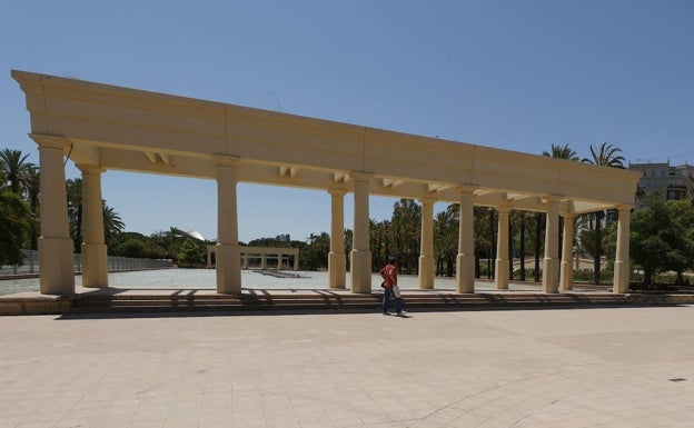 Elementos arquitectónicas de Bofill junto al Palau de la Música. 