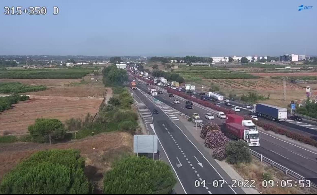 Atasco en Valencia | Las obras colapsan el tráfico en el by-pass con un atasco de 12 kilómetros