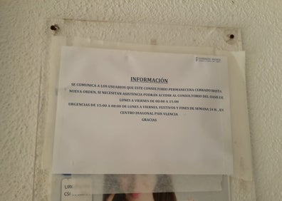 Imagen secundaria 1 - Vecinos de El Faro durante la protesta, el cartel que se colocó para anunciar el cierre y el acceso al centro clausurado. 