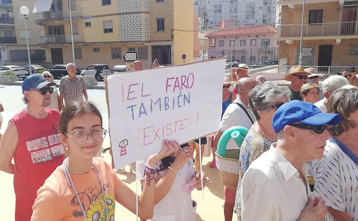 Manifestación de los vecinos de El Faro para exigir la reapertura del centro auxiliar y la ampliación del servicio en verano. 