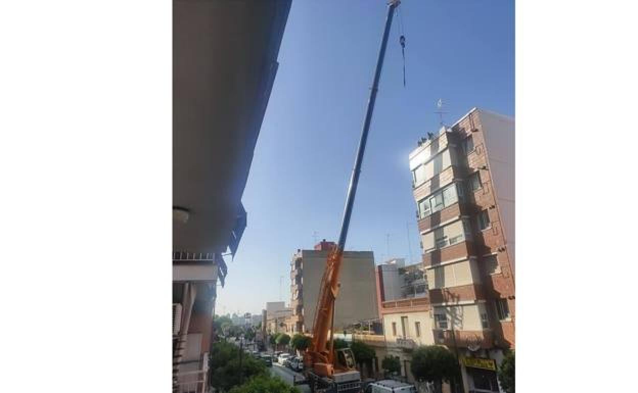 Instalación de una antena que ha generado críticas de los vecinos. 