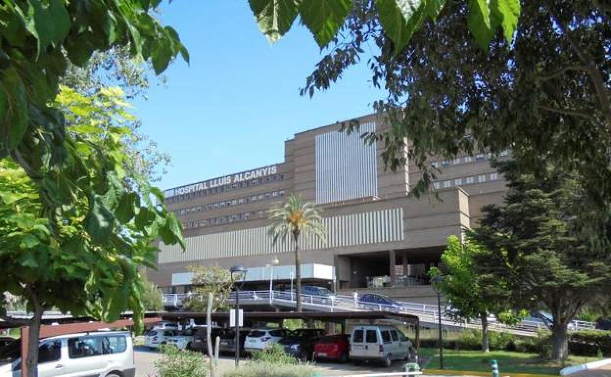 La mujer ha sido trasladada al hospital de Xàtiva. 