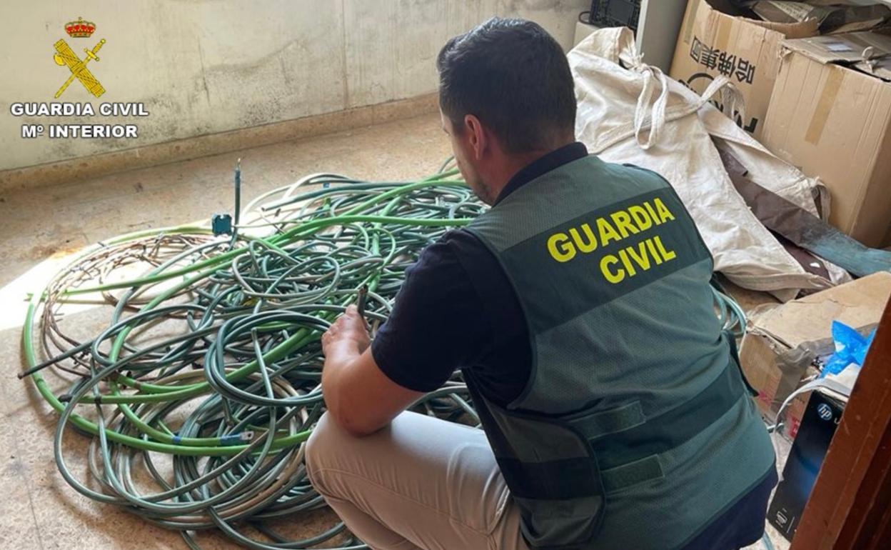 Imagen de parte del material recuperado por la Guardia Civil