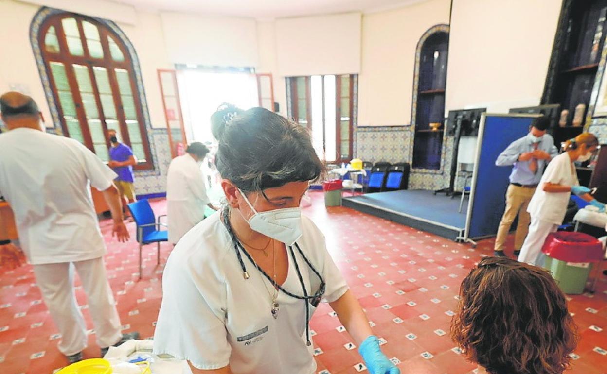 Sala de vacunación en el interior del hospital de la Malvarrosa. 