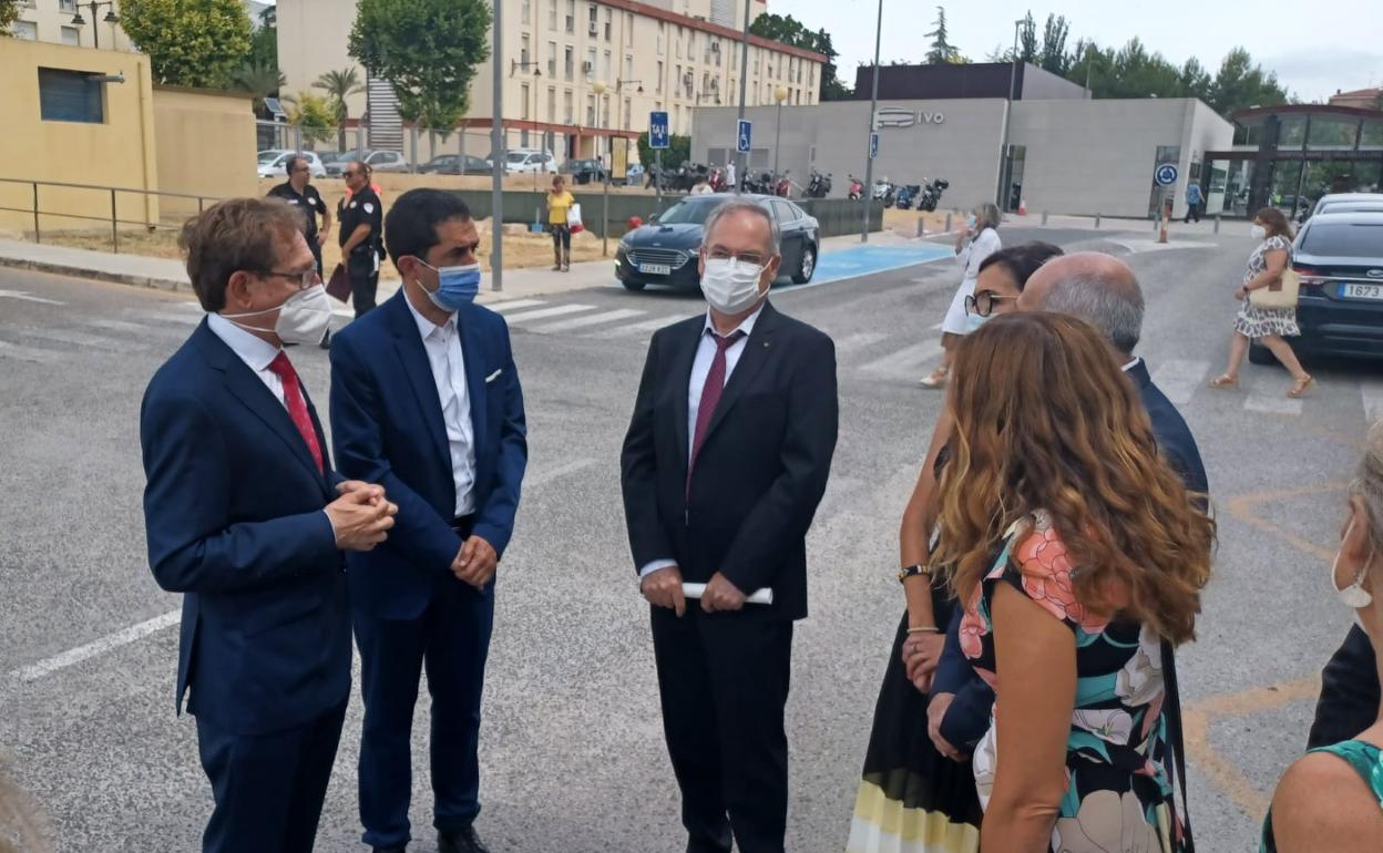 El conseller Mínguez, junto al alcalde, Toni Francés, durante la visita al Hospital de Alcoi. 