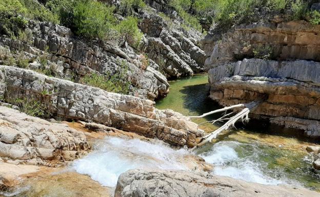 Imagen principal - Esta charca de agua natural es una de las más conocidas en la zona. 