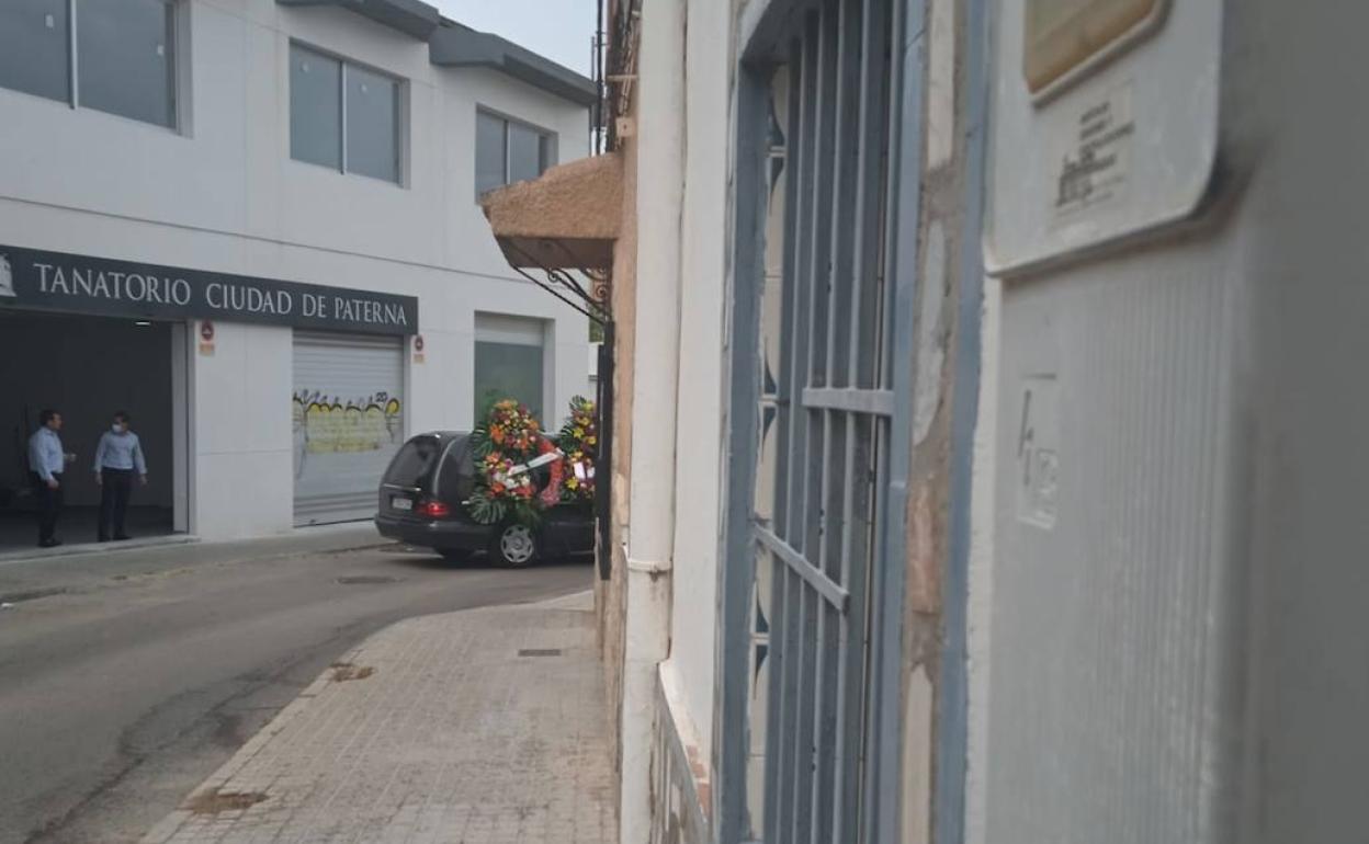 Un coche fúnebre junto al tanatorio. 