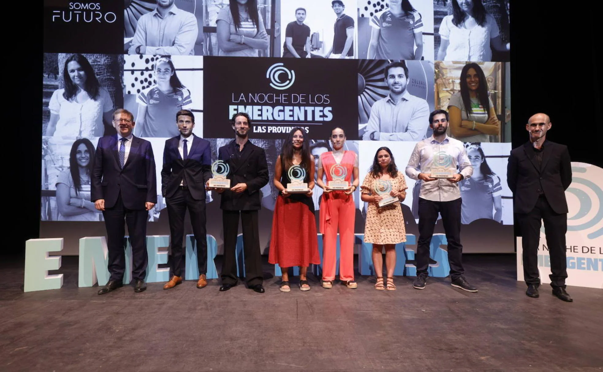 Los jóvenes distinguidos, junto al presidente de la Generalitat, Ximo Puig, y el director de LAS PROVINCIAS, Jesús Trelis. 